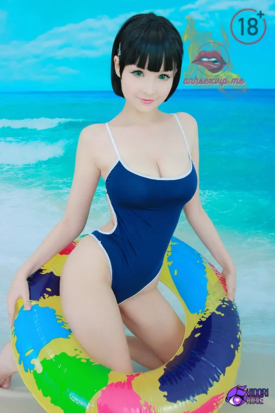 Hình 12: Cô gái Nhật Bản chụp cảnh bãi biển show mông to cực nứng