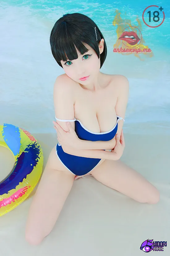 Hình 6: Cô gái Nhật Bản chụp cảnh bãi biển show mông to cực nứng
