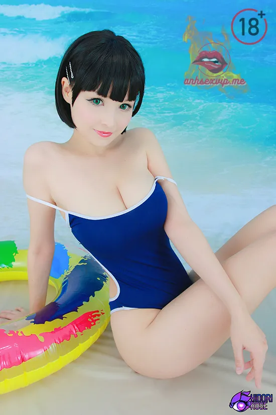 Hình 7: Cô gái Nhật Bản chụp cảnh bãi biển show mông to cực nứng