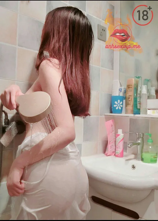Hình 29: Gái xinh show vú bự rất dâm trong nhà tắm