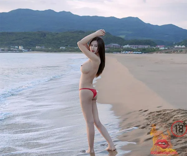 Naked girls Thái Lan trên bờ biển 12