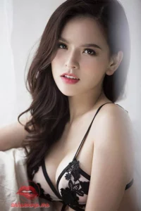 Hot girl mì gõ Phi Huyền Trang diện bikini hở hang táo bạo