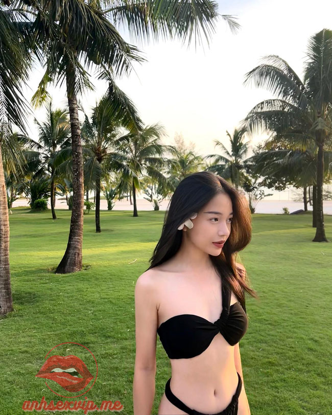 Streamer Linh Ngọc Đàm sexy khoe ảnh bikini cược nuột 1