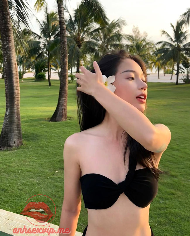 Streamer Linh Ngọc Đàm sexy khoe ảnh bikini cược nuột 2