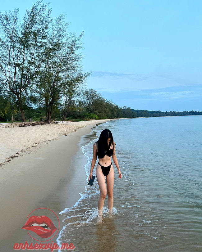 Streamer Linh Ngọc Đàm sexy khoe ảnh bikini cược nuột 4